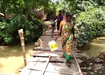 হুগলির বলাগড়ে কানা নদীর উপর কাঠের জরাজীর্ণ সেতুর উপর দিয়ে চলছে ঝুঁকির পারাপার