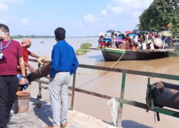 কাটোয়ায় ভাগীরথীতে কচুরিপানা জড়িয়ে যান্ত্রিক গোলযোগ মোটর চালিত যাত্রীবাহী নৌকায়, খেয়া পারাপার বন্ধ রাখার নির্দেশ