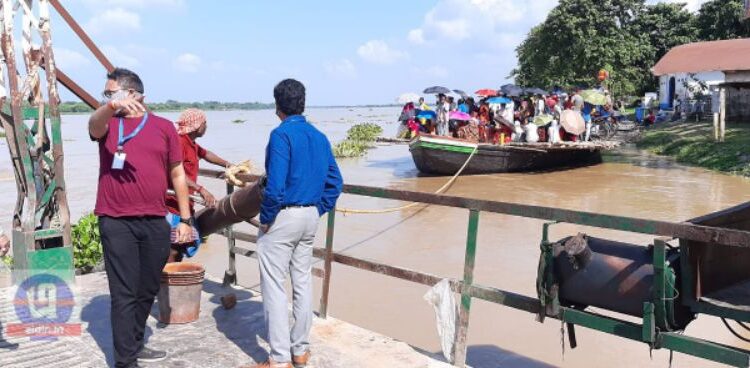 কাটোয়ায় ভাগীরথীতে কচুরিপানা জড়িয়ে যান্ত্রিক গোলযোগ মোটর চালিত যাত্রীবাহী নৌকায়, খেয়া পারাপার বন্ধ রাখার নির্দেশ