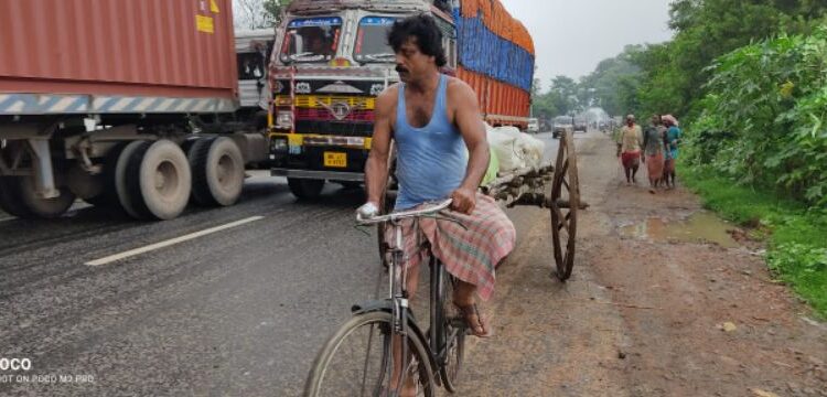 আউশগ্রামে সাইকেল চালিত গরুর গাড়ি নজর কেড়েছে এলাকায়