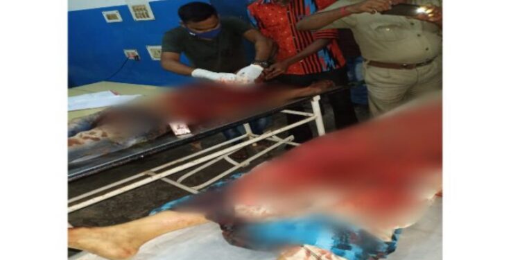 গলা কেটে স্ত্রীকে খুন করার পর একই ছুরি দিয়ে নিজের গলা কেটে আত্মহত্যার চেষ্টা স্বামীর