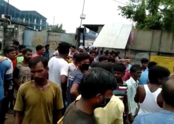 জামুড়িয়ায় কাজের দাবিতে কারখানার গেটের সামনে বিক্ষোভ