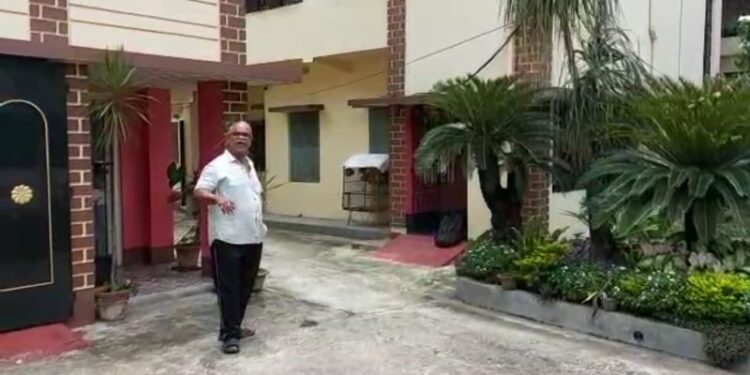 বাড়ির বাগানের বিদেশী পাতা বাহার গাছ চুরি, বিহিত চেয়ে বর্ধমান থানার দ্বারস্থ গাছ প্রেমী