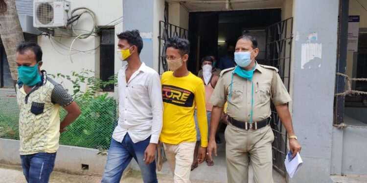 ভাতারে নাইট কার্ফু ভেঙে ঘোরাঘুরি করার অভিযোগে গ্রেফতার ৫