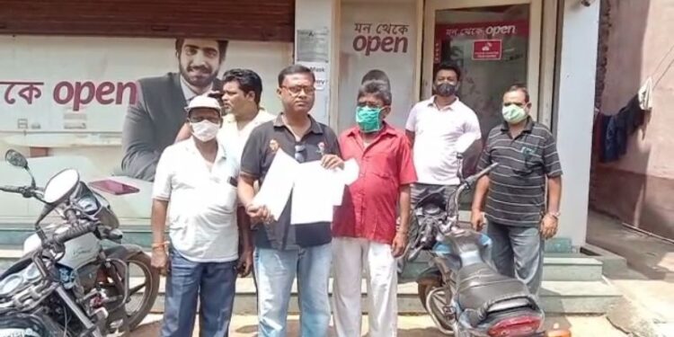 ব্যাঙ্ক অ্যাকাউন্ট থেকে গায়েব ৩০ হাজার টাকা, ম্যানেজারের বিরুদ্ধে থানায় অভিযোগ দায়ের করলেন গ্রাহক