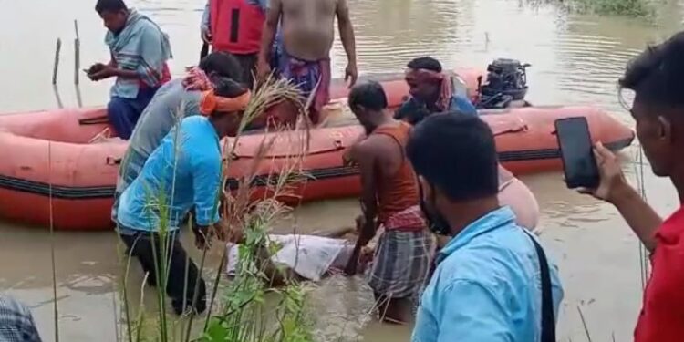 ঘটনাস্থল থেকে ৩ কিমি দূরে খড়ি নদীর জলে ভেসে উঠল কৃষকের দেহ