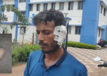 পুরকর্মীর কান কামড়ে ছিড়ে নিল মদ্যপ যুবক