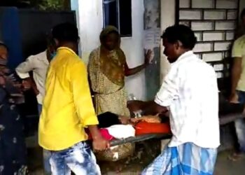 বাঁকুড়ায় দ্বারকেশ্বর নদীতে ঝাঁপ দিয়ে আত্মহত্যার চেষ্টা নাবালিকা ছাত্রীর