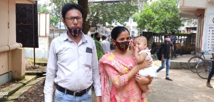 টিকা নিয়ে সংক্রমন হওয়ায় অপারেশন করতে হয়েছে শিশু সন্তানের পায়ে ! স্বাস্থ্যকর্মীর বিরুদ্ধে প্রশাসনের কাছে নালিশ বাবা-মা’র