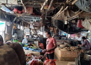 কাটোয়ার বেহাল বড়বাজার মার্কেটের  ভবন পরিদর্শনে পুরসভার প্রতিনিধিদল