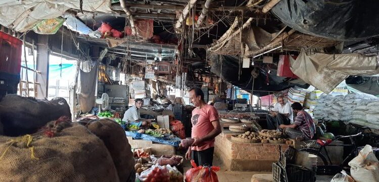 কাটোয়ার বেহাল বড়বাজার মার্কেটের  ভবন পরিদর্শনে পুরসভার প্রতিনিধিদল