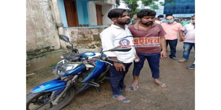 ব্যাঙ্ক গ্রাহকের টাকা ছিনতাই করে পালানোর সময়  গ্রেফতার ওড়িশার ২ দাগী দুস্কৃতি