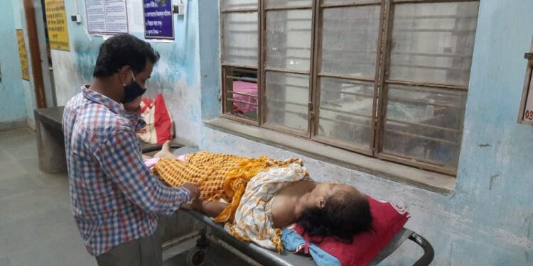 বাড়িতে রেখেই চলছিল চিকিৎসা, হাসপাতালে ভর্তির ঘন্টা খানেকের মধ্যেই মৃত্যু করোনা আক্রান্ত বৃদ্ধার