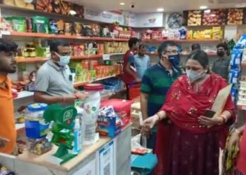 খাদ্য সামগ্রীর মান যাচাই করতে চাঁচলের একাধিক দোকানে হানা খাদ্যদপ্তরের