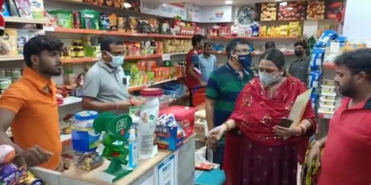 খাদ্য সামগ্রীর মান যাচাই করতে চাঁচলের একাধিক দোকানে হানা খাদ্যদপ্তরের