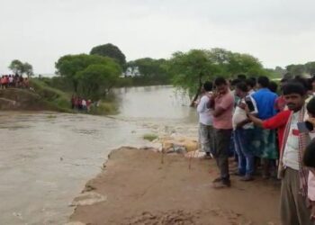 মালদার ভুতনির কেশবপুরে ভাগিরথীর বাঁধে ভাঙন,আতঙ্কে স্থানীয় গ্রামবাসী