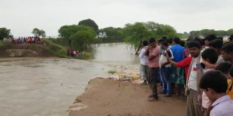 মালদার ভুতনির কেশবপুরে ভাগিরথীর বাঁধে ভাঙন,আতঙ্কে স্থানীয় গ্রামবাসী