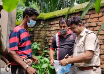 শাশুড়িকে খুনের অভিযোগে ধৃত জামাইকে নিয়ে ঘটনার পুনঃনির্মাণ করল পুলিশ