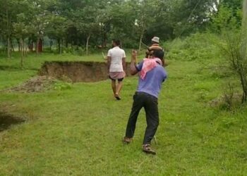 কাজোরা কোলিয়ারি এলাকায় জমিতে ধস,বন্ধ রেশমের গুটি চাষ, মাথায় হাত চাষিদের