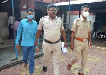 কাটোয়ায় রাষ্ট্রায়ত্ত ব্যাঙ্কের গ্রাহক পরিষেবা কেন্দ্রে গ্রাহকদের টাকা আত্মসাতের অভিযোগে ধৃত ২