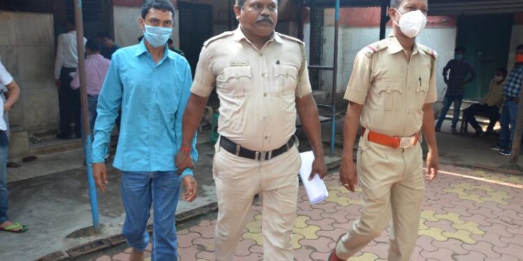 কাটোয়ায় রাষ্ট্রায়ত্ত ব্যাঙ্কের গ্রাহক পরিষেবা কেন্দ্রে গ্রাহকদের টাকা আত্মসাতের অভিযোগে ধৃত ২