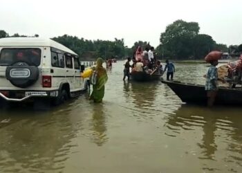 নতুন করে প্লাবিত রতুয়ার মহানন্দটোলা ও বিলাইমারির বিস্তীর্ণ এলাকা, পরিদর্শনে বিজেপি সাংসদ