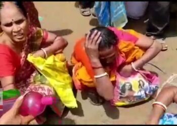 দুয়ারে সরকার কর্মসূচীর শিবিরে লাইনে দাঁড়ানো নিয়ে বিশৃঙ্খল পরিস্থিতি তৈরি হল বর্ধমান ও ভাতারে