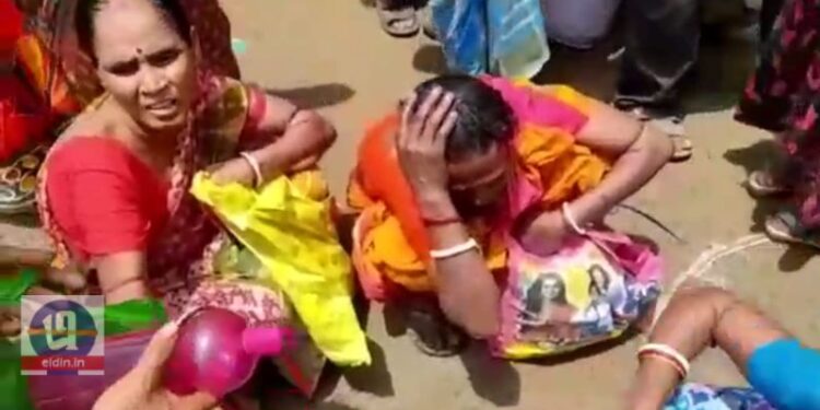 দুয়ারে সরকার কর্মসূচীর শিবিরে লাইনে দাঁড়ানো নিয়ে বিশৃঙ্খল পরিস্থিতি তৈরি হল বর্ধমান ও ভাতারে