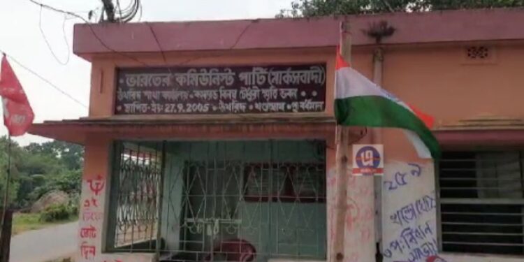 প্রথমবার জাতীয় পতাকা উত্তোলন করেই অবমননা খণ্ডঘোষের সিপিএম পার্টি অফিসে
