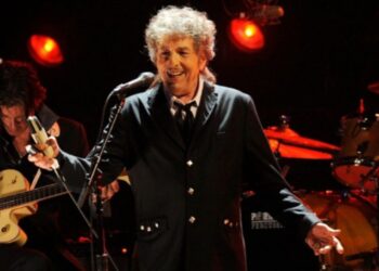 আমেরিকার নোবেল বিজেতা গায়ক বব ডিলনের বিরুদ্ধে ধর্ষণের অভিযোগ