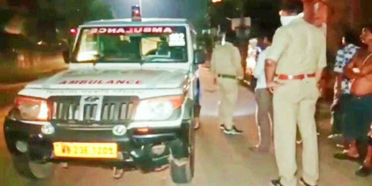 ১০২ অ্যাম্বুলেন্সে যাত্রী পরিবহনের অভিযোগে গ্রেফতার চালক, আটক অ্যাম্বুলেন্স