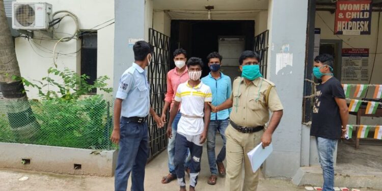 করোনার বিধিনিষেধ অমান্য করার অভিযোগে গ্রেফতার ৪