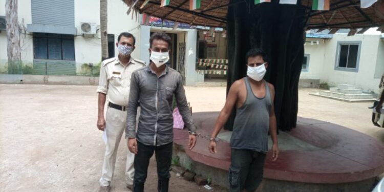 বেআইনিভাবে বালি পাচারের অভিযোগে গ্রেফতার ২ লরি চালক, আটক লরি