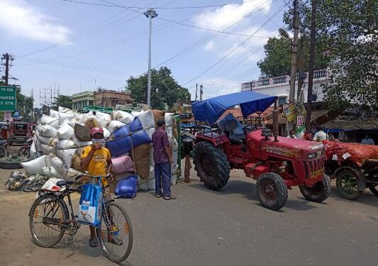 চাকা খুলে উলটে পড়ল ধান বোঝাই ট্রাক্টরের ট্রলি, বড়সড় দূর্ঘটনার হাত থেকে রেহাই