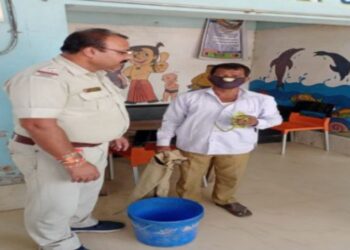 বিরল প্রজাতির ক্যামেলিয়ন উদ্ধার করে পুলিশের হাতে তুলে দিল দিনমজুর যুবক