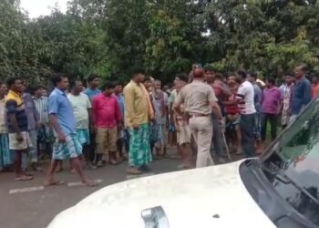 রতুয়ায় রাস্তা সংস্কারের দাবিতে আগুন জ্বালিয়ে বিক্ষোভ