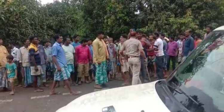 রতুয়ায় রাস্তা সংস্কারের দাবিতে আগুন জ্বালিয়ে বিক্ষোভ