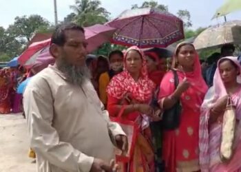 চাঁচলে স্বাস্থ‍্যসাথী কার্ড নেওয়ার হিড়িক, শিকেয় স্বাস্থ্যবিধি