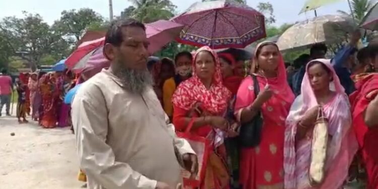 চাঁচলে স্বাস্থ্যসাথী কার্ড নেওয়ার হিড়িক, শিকেয় স্বাস্থ্যবিধি