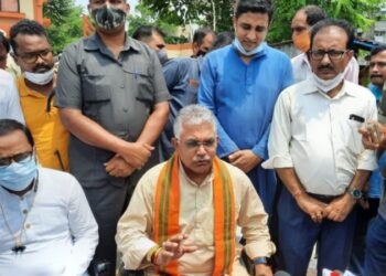 বাংলা ভাগের কথা অস্বীকার করে এবার ‘লক্ষীর ভাণ্ডার’ প্রকল্পে আবেদনকারী বাংলার মহিলাদের ’ভিখারি’ বললেন দিলীপ ঘোষ