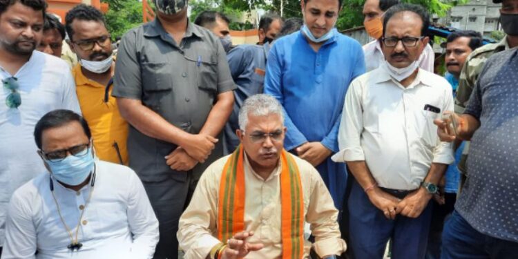 বাংলা ভাগের কথা অস্বীকার করে এবার ‘লক্ষীর ভাণ্ডার’ প্রকল্পে আবেদনকারী বাংলার মহিলাদের ’ভিখারি’ বললেন দিলীপ ঘোষ