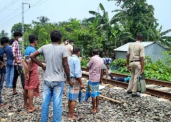 কাটোয়ায় রেল লাইন থেকে যুবতীর ছিন্নভিন্ন দেহ উদ্ধার