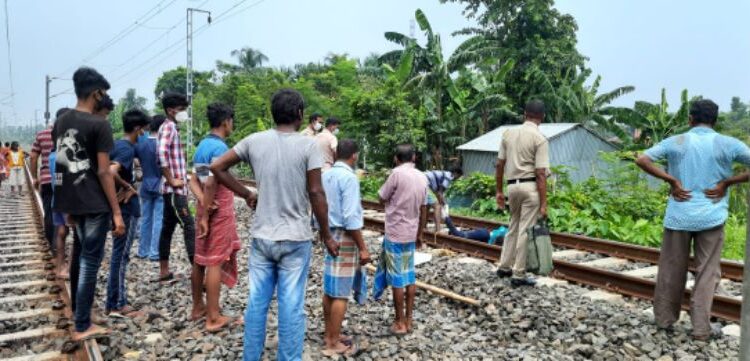 কাটোয়ায় রেল লাইন থেকে যুবতীর ছিন্নভিন্ন দেহ উদ্ধার