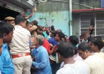 আধার কার্ডের ফর্ম বিলিকে কেন্দ্র করে হুলুস্থুল হরিশ্চন্দ্রপুরের রাষ্ট্রায়ত্ত ব্যাঙ্কের শাখায়