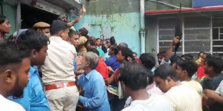 আধার কার্ডের ফর্ম বিলিকে কেন্দ্র করে হুলুস্থুল হরিশ্চন্দ্রপুরের রাষ্ট্রায়ত্ত ব্যাঙ্কের শাখায়