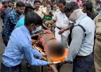 জামুরিয়ায় বেসরকারি কারখানায় শ্রমিকের মৃত্যু ঘিরে উত্তেজনা, মৃতদেহ ফেলে রেখে বিক্ষোভ