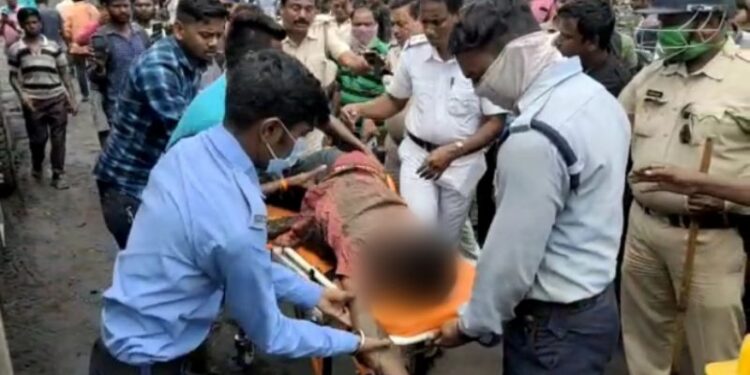 জামুরিয়ায় বেসরকারি কারখানায় শ্রমিকের মৃত্যু ঘিরে উত্তেজনা, মৃতদেহ ফেলে রেখে বিক্ষোভ