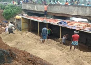 খয়রাশোলে উলটে যাওয়া লরির বালি চাপা পড়ে মৃত যুবক