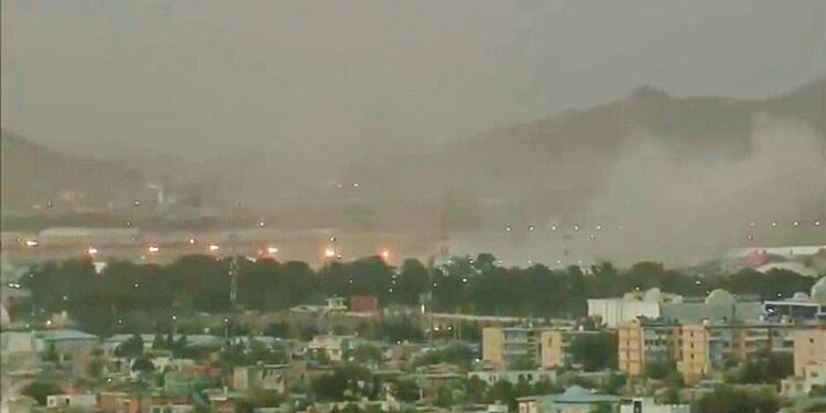 কাবুল বিমানবন্দরে বিস্ফোরণে  মৃত্যু ১২ মার্কিন সেনার, হামলাকারীদের উদ্দেশ্যে হুঁশিয়ারি বাইডেনের