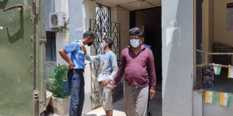 ভাতারের সেনাকর্মীর বাড়িতে চুরির ঘটনায় ধৃতদের জেরা করে ৫৮ হাজার টাকা উদ্ধার করল পুলিশ